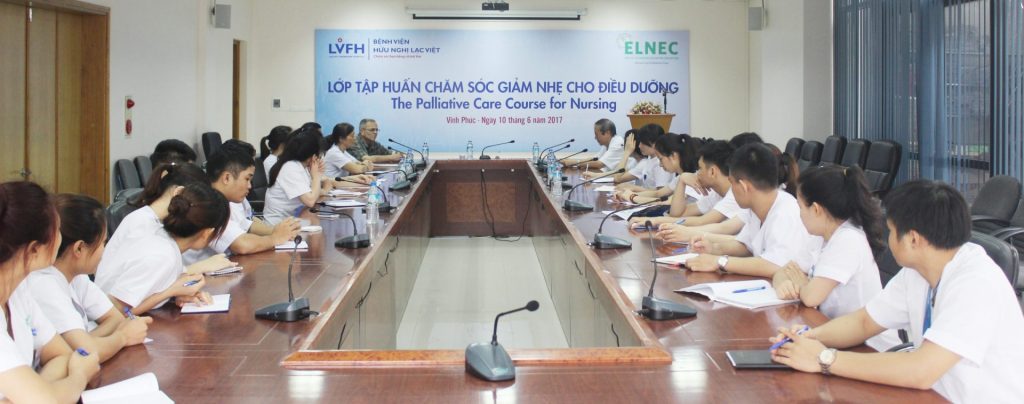 Tiến sỹ Roger A.Strong tham gia tập huấn chăm sóc giảm nhẹ tại Bệnh viện Hữu nghị Lạc Việt
