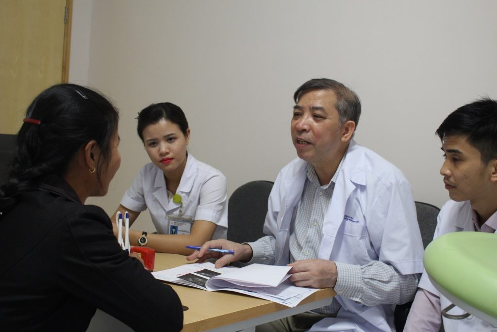 Giám đốc Bệnh viện Phụ Sản Trung ương thăm khám tại Bệnh viện Lạc Việt