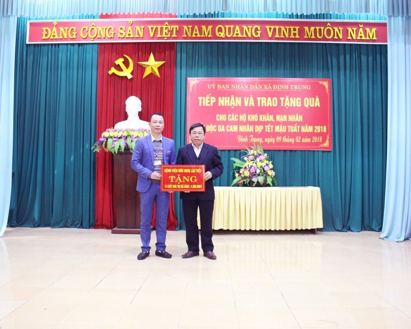 benh vien huu nghi lac viet tang qua tet cho cac ho ngheo 01