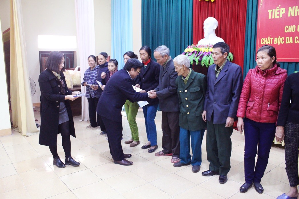 benh vien huu nghi lac viet tang qua tet cho cac ho ngheo 02
