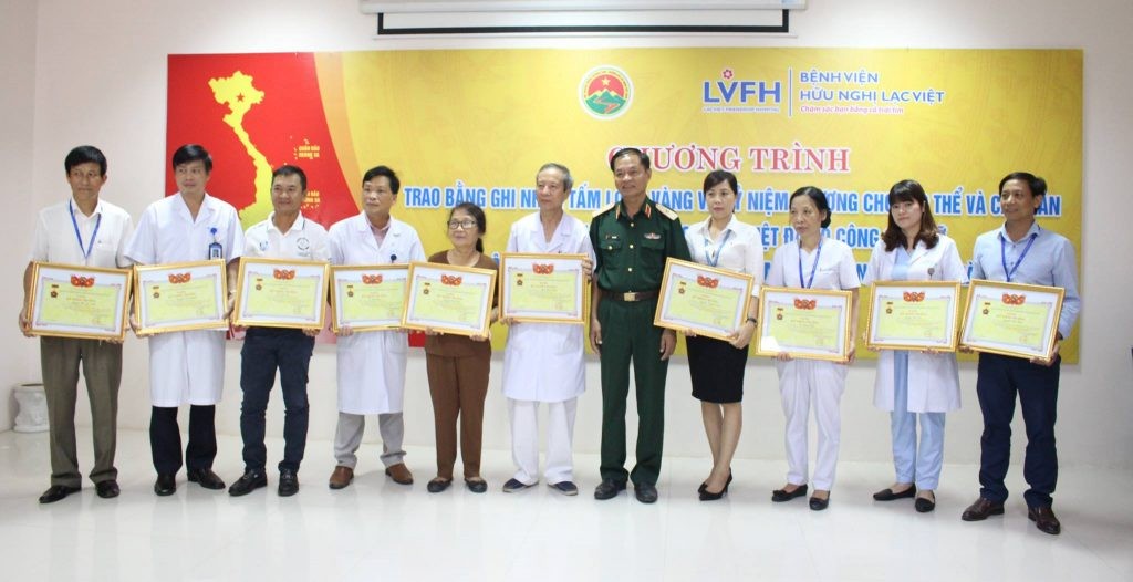 Bệnh viện hữu nghị Lạc Việt đón Bằng ghi nhận tấm lòng vàng 2 37805612 1547940258645477 2614944018731106304 o 1024x526 1