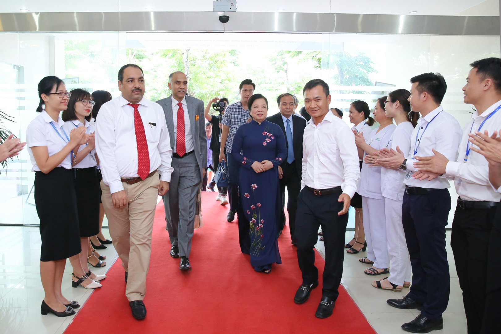 BỆNH VIỆN HỮU NGHỊ LẠC VIỆT ĐÓN PHU NHÂN CHỦ TỊCH NƯỚC ĐẾN THĂM 4 phu nhan chu tich nuoc 1