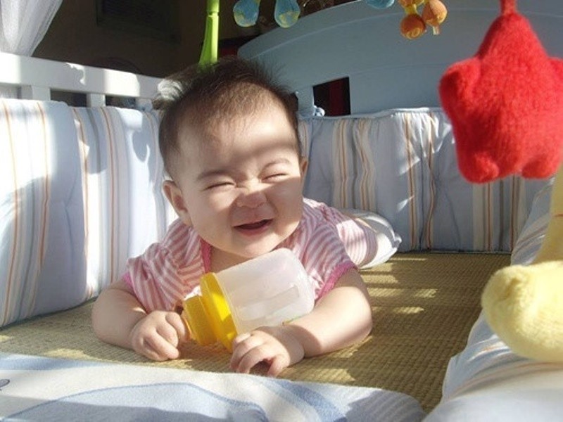 tre so sinh co nen nam dieu hoa khong 2