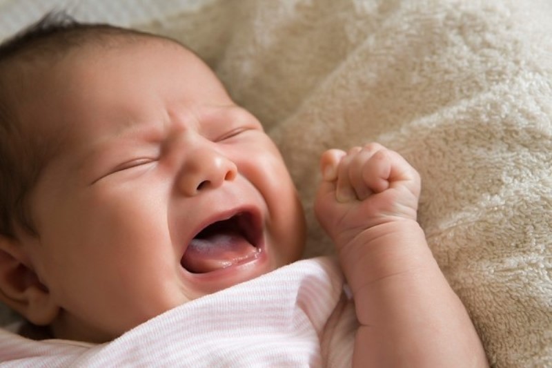 Trẻ sơ sinh giật mình khi ngủ có phải hiện tượng bình thường không? 1 tre so sinh giat minh khi ngu co phai hien tuong binh thuong khong 1