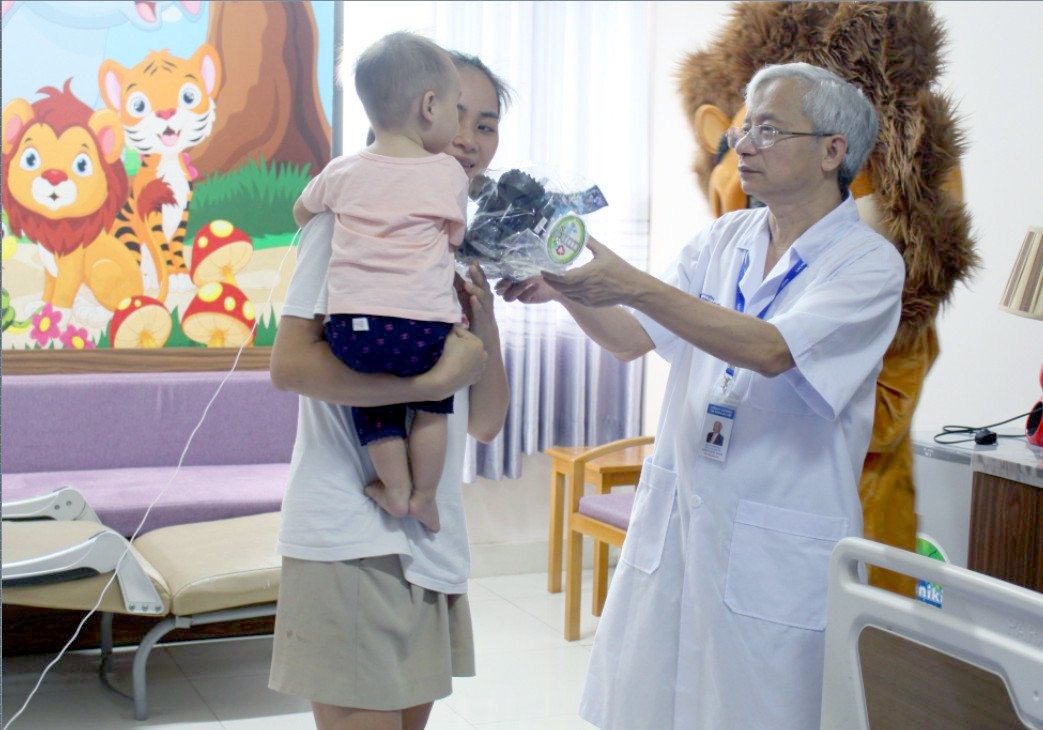 Thầy thuốc Nhân dân, Bác sĩ CKI Đặng Quang Thanh - Giám đốc Điều hành Bệnh viện hữu nghị Lạc Việt tặng quà cho các bệnh nhi nhân dịp Tết trung thu 2 0f13806b54d6ab88f2c7