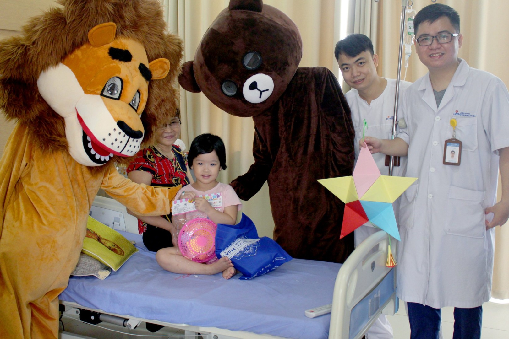 Thầy thuốc Nhân dân, Bác sĩ CKI Đặng Quang Thanh - Giám đốc Điều hành Bệnh viện hữu nghị Lạc Việt tặng quà cho các bệnh nhi nhân dịp Tết trung thu 3 26d676aeb5134a4d1302