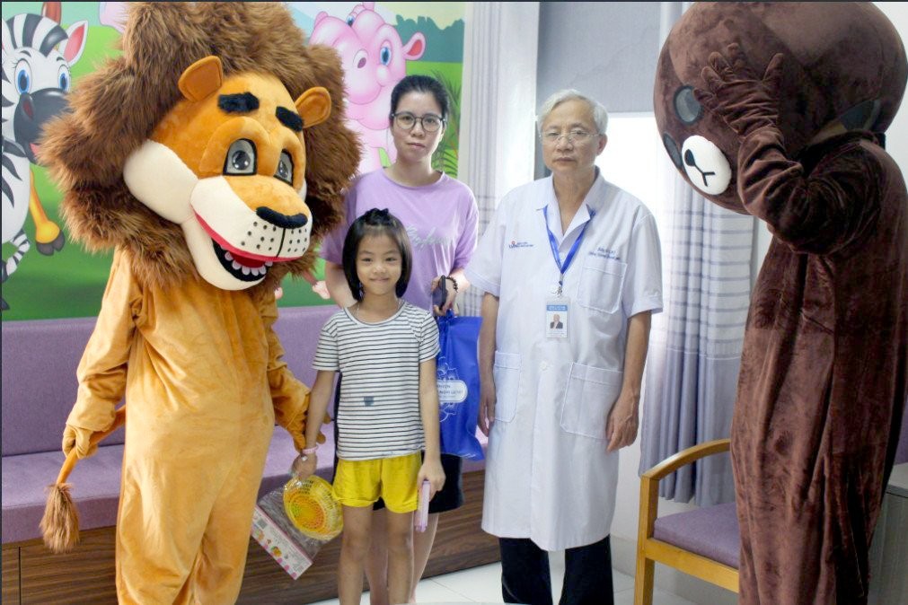 Thầy thuốc Nhân dân, Bác sĩ CKI Đặng Quang Thanh - Giám đốc Điều hành Bệnh viện hữu nghị Lạc Việt tặng quà cho các bệnh nhi nhân dịp Tết trung thu 1 3718536187dc788221cd