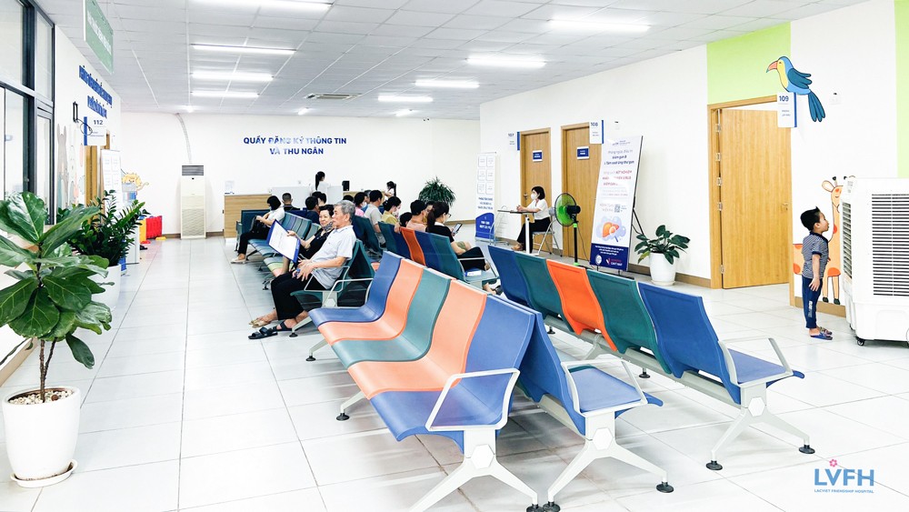 Không gian bên ngoài khu vực chờ khám của bệnh viện