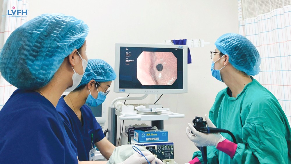 Bác sỹ Đơn nguyên Nội soi tiêu hóa - Bệnh viện hữu nghị Lạc Việt Phúc Yên trực tiếp nội soi cho người bệnh