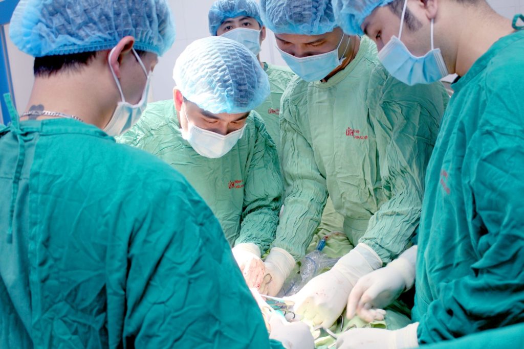 Cấp cứu nam thanh niên bị tàu đâm
