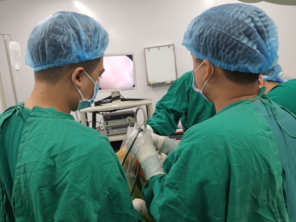Phẫu thuật cắt bỏ lá lách cho bệnh nhân nữ 21 tuổi