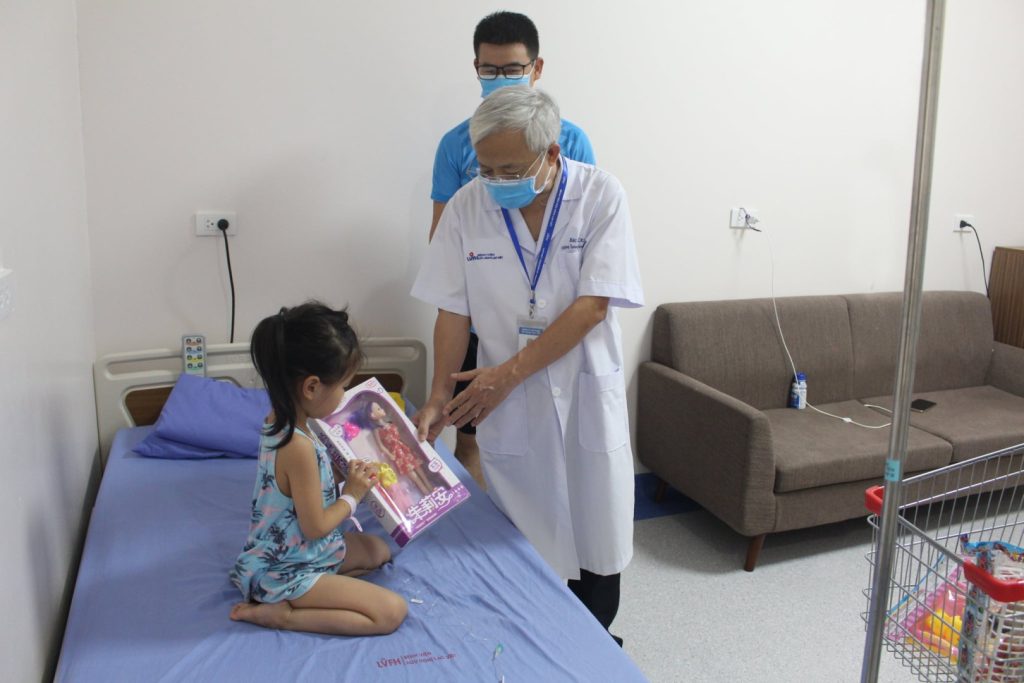 Bệnh viện hữu nghị Lạc Việt tặng quà cho bệnh nhi nhân dịp trung thu