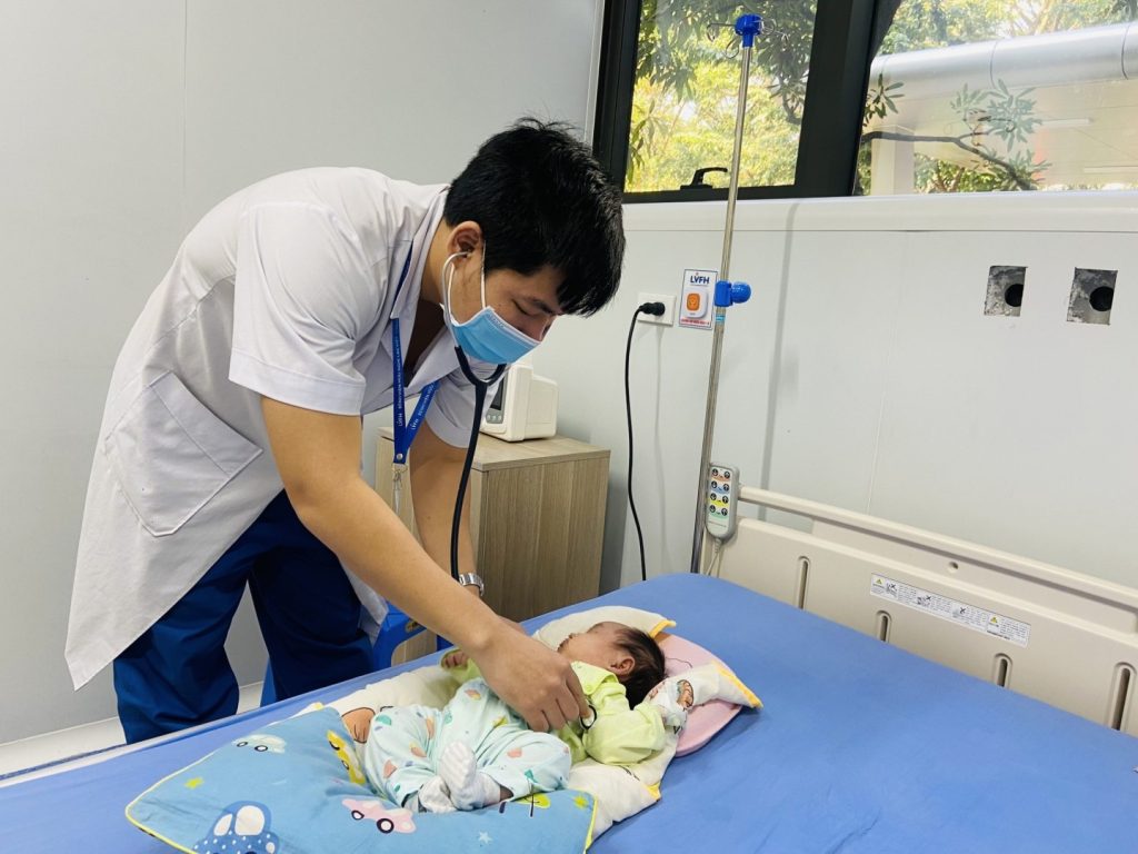 Bác sĩ cảnh báo tình trạng viêm phổi nặng ở trẻ em