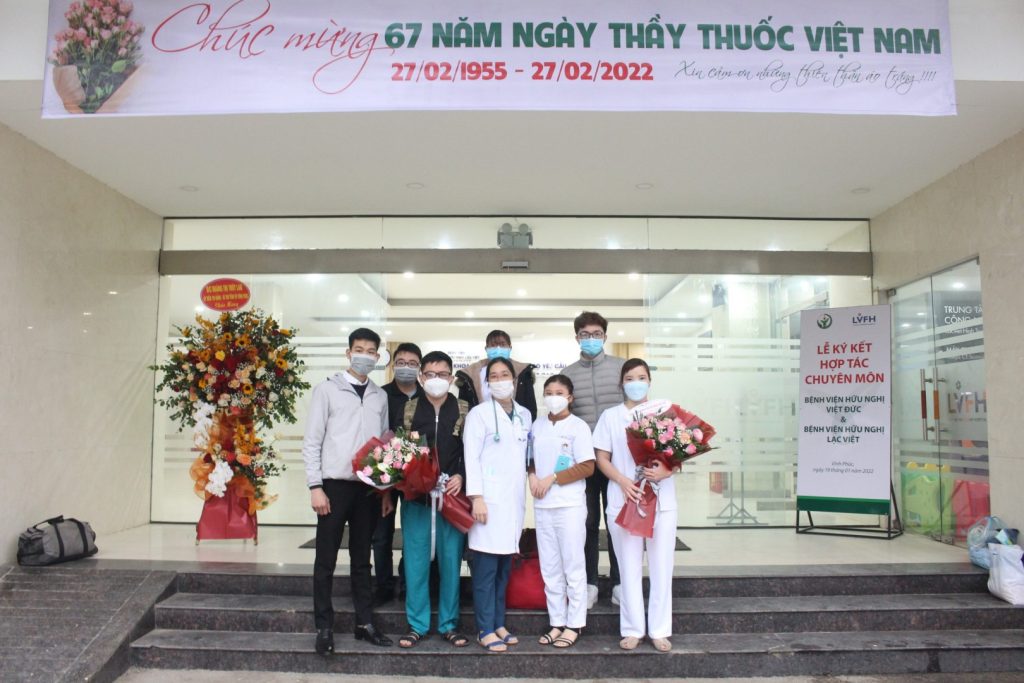 Bác sĩ, điều dưỡng Bệnh viện hữu nghị Lạc Việt tham gia chống dịch tại cơ sở
