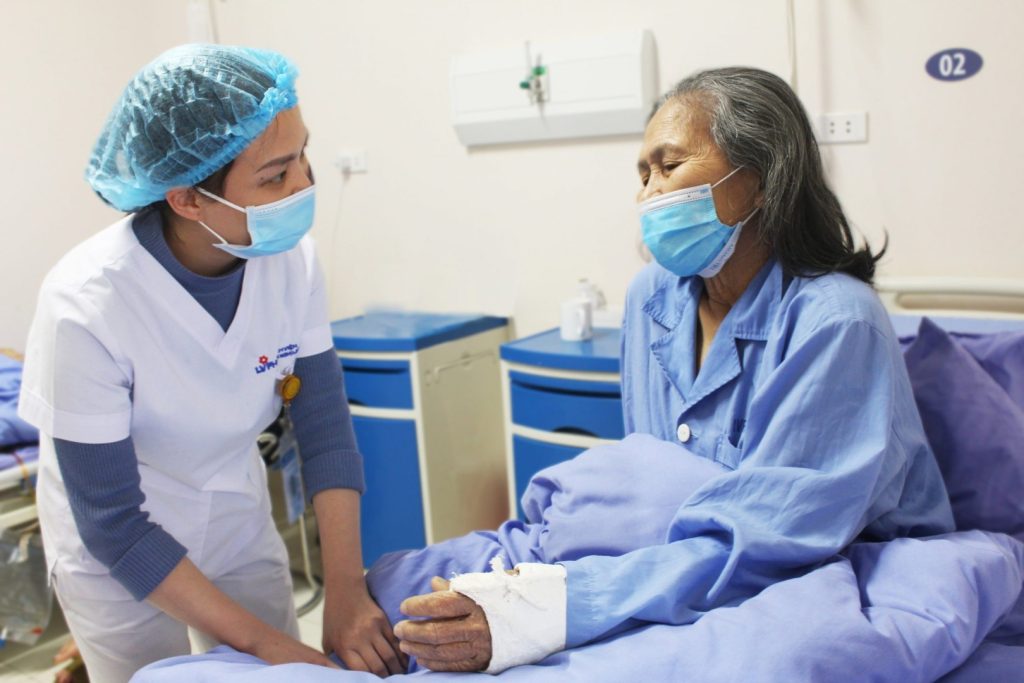 Cụ bà gần trăm tuổi vượt qua cuộc “đại phẫu” thay khớp háng 2 bên