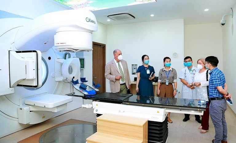 Tham tán Văn phòng thương mại và kinh tế, Đại sứ quán cộng hòa Cu Ba thăm Bệnh viện Hữu nghị Lạc Việt