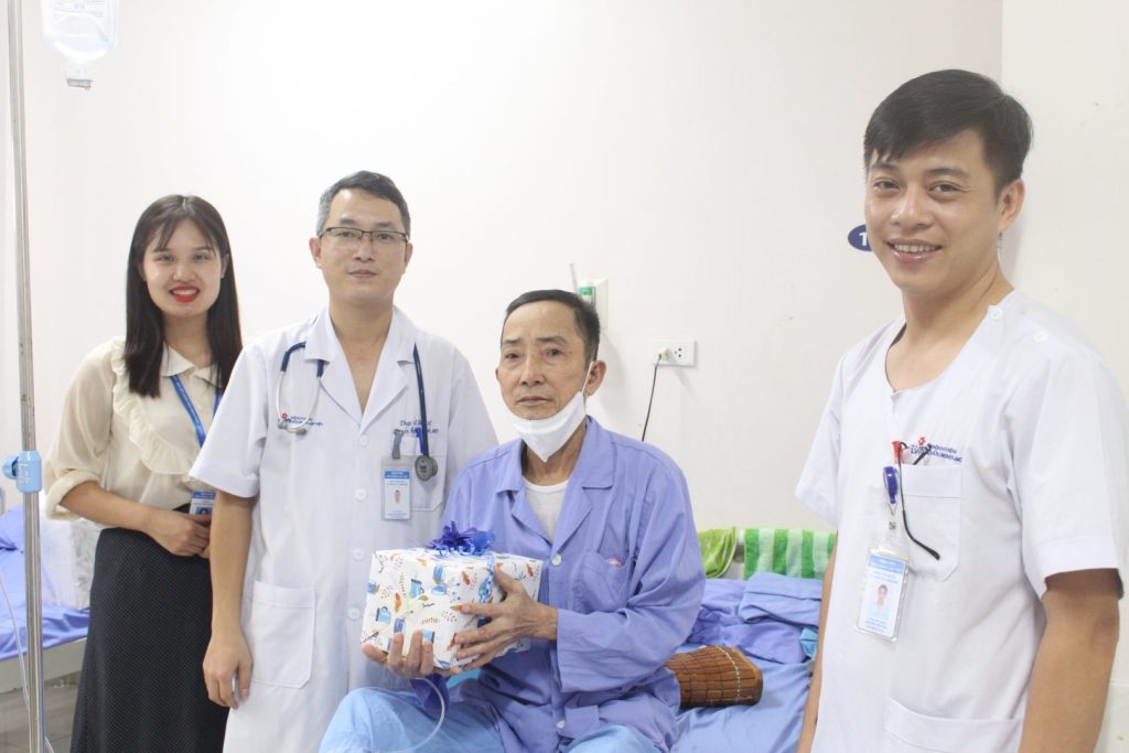 Sinh nhật bất ngờ cho bệnh nhân khoa Ung bướu