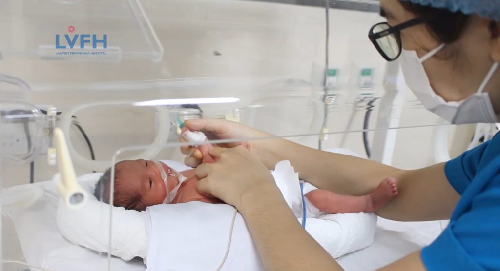 Song thai IVF sinh non chỉ nặng 1,5kg được điều trị thành công tại Bệnh viện Lạc Việt