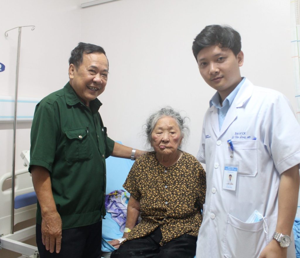 ÁP DỤNG KỸ THUẬT BƠM XI-MĂNG CHỮA LÚN, XẸP ĐỐT SỐNG CHO CỤ BÀ 102 TUỔI