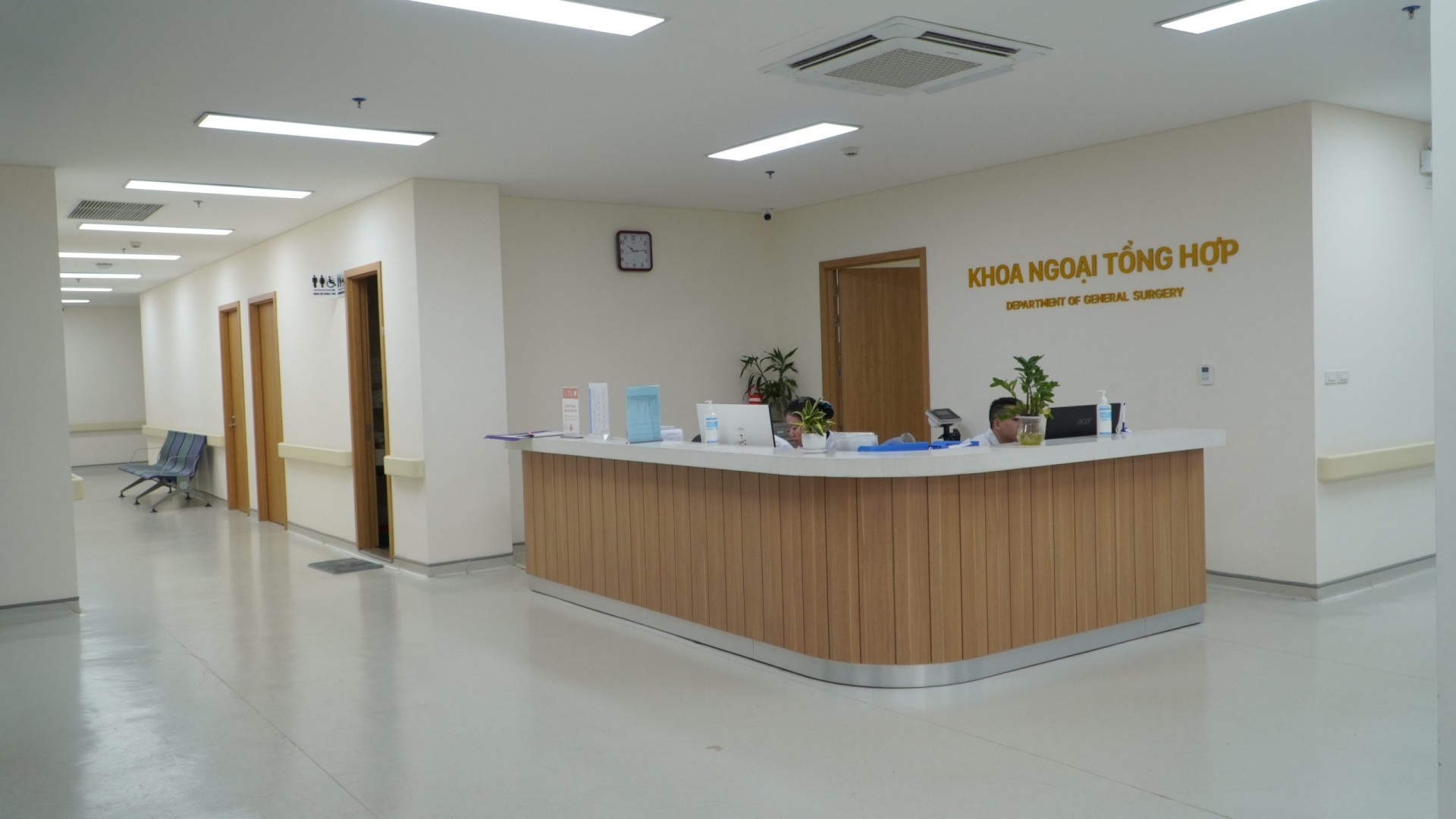 Khuân viên hành lang khoa Ngoại, tòa nhà Quốc tế, Bệnh viện hữu nghị Lạc Việt.