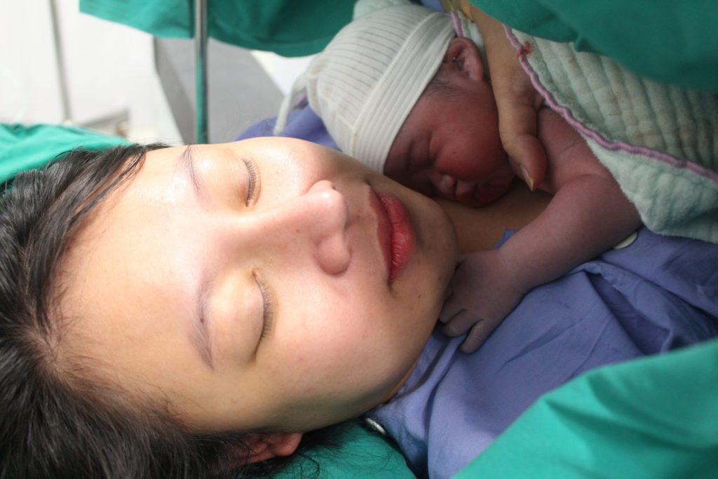 Những lợi ích tuyệt vời của da kề da chuẩn cho mẹ và bé