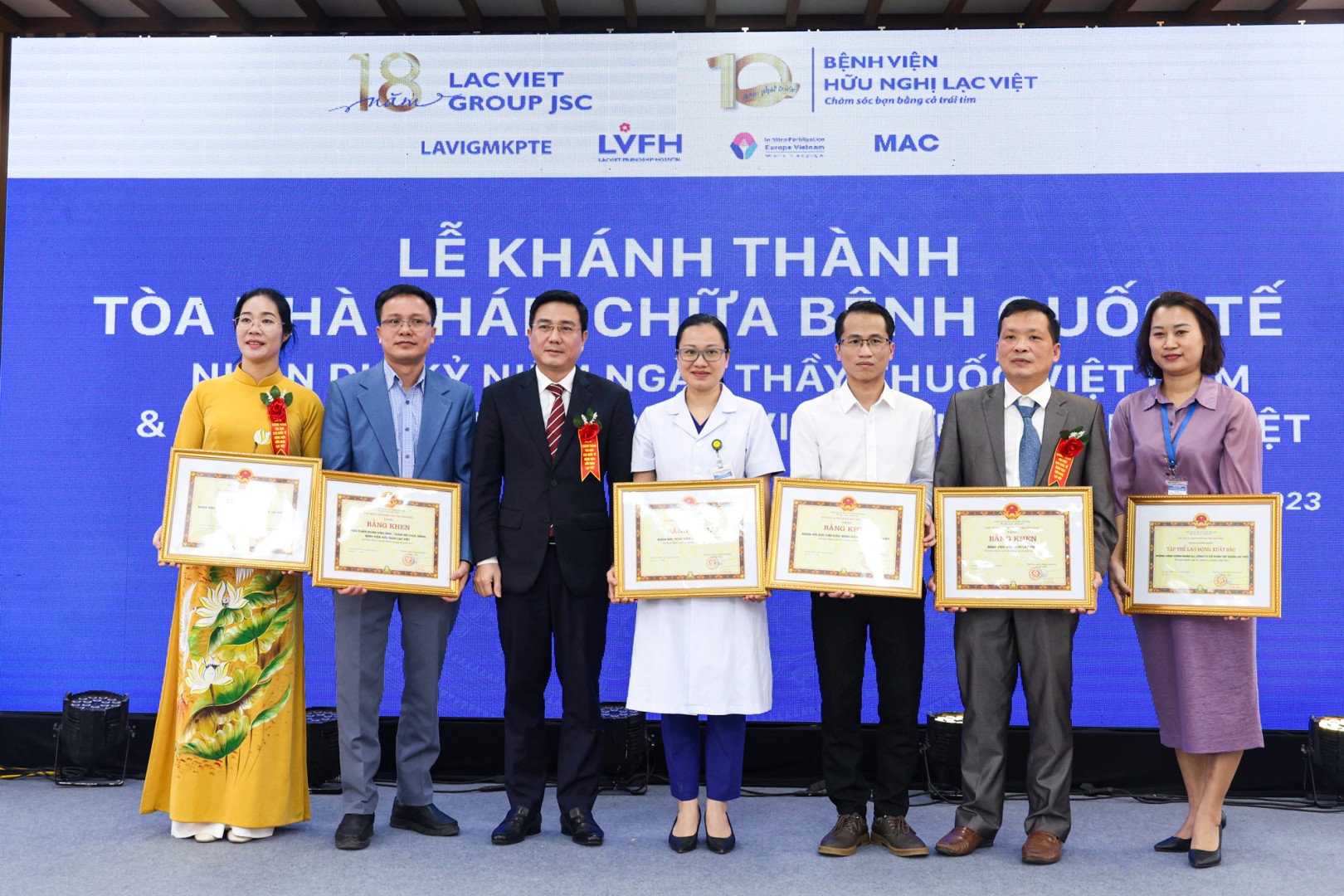 Phó Chủ tịch Thường trực UBND tỉnh Vũ Việt Văn trao Bằng khen của UBND tỉnh tặng tập thể Lao động tiên tiến xuất sắc Bệnh viện Hữu nghị Lạc Việt. Ảnh: Trà Hương