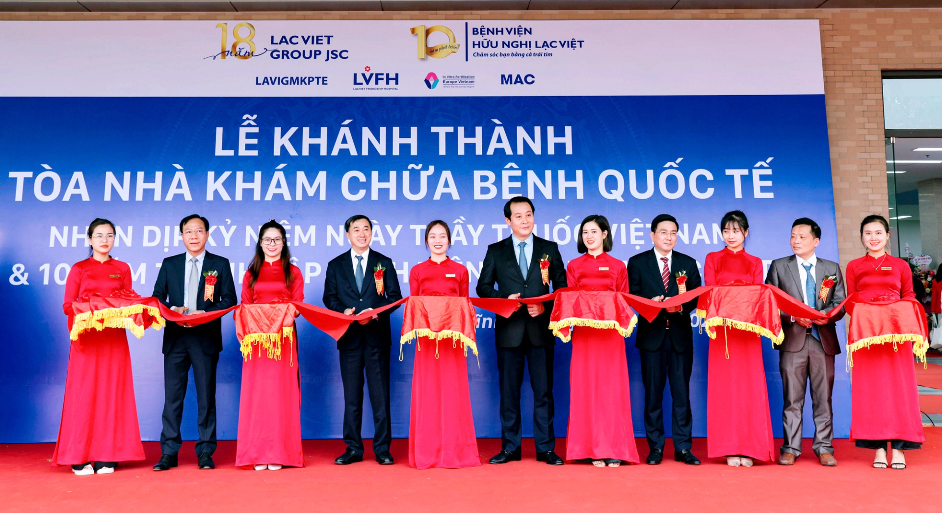 Thứ trưởng Bộ Y tế Trần Văn Thuấn, Phó Bí thư Thường trực Tỉnh ủy và Phó Chủ tịch Thường trực UBND tỉnh Vũ Việt Văn cắt băng khánh thành Nhà khám chữa bệnh quốc tế, Bệnh viện Hữu nghị Lạc Việt. Ảnh: Trà Hương
