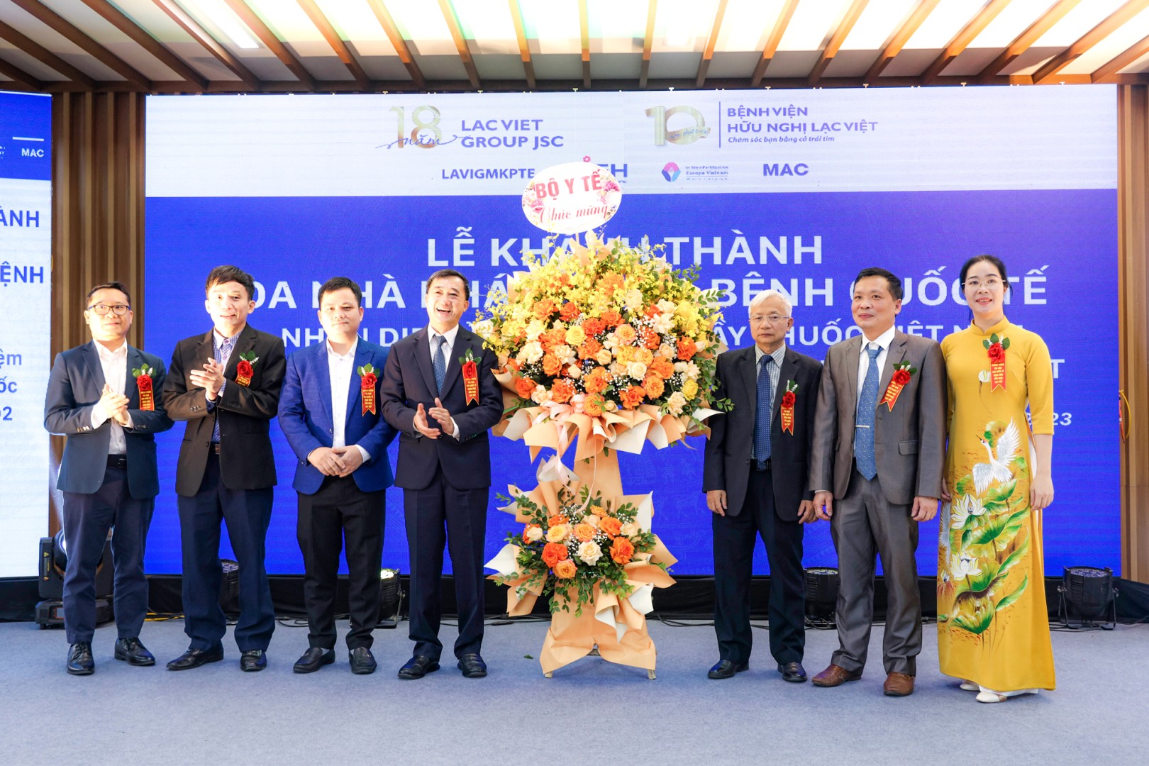 Thứ trưởng Bộ Y tế Trần Văn Thuấn tặng hoa chúc mừng Bệnh viện Hữu nghị Lạc Việt. Ảnh: Trà Hương