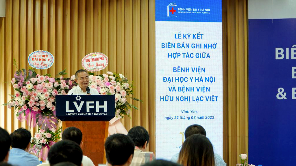 Giam-doc-benh-vien-Dai-hoc-Y-Ha-Noi-phat-bieu-tai-le-ky-ket