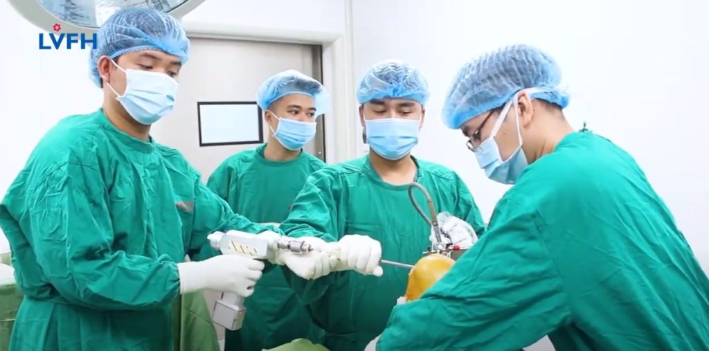 Phẫu thuật nội soi tái tạo dây chằng chéo trước lần 2 – Kỹ thuật cao được thực hiện tại Bệnh viện Lạc Việt