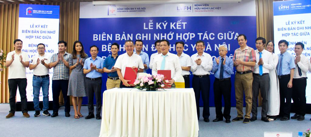 PGS.TS-Nguyen-Lan-Hieu-cung-giam-doc-benh-vien-huu-nghi-Lac-Viet-thuc-hien-ky-ket