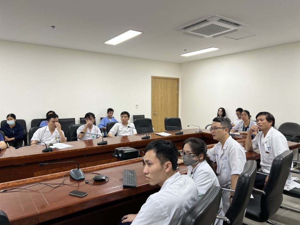 Các bác sĩ khoa Ung bướu Bệnh viện hữu nghị trình bày phác đồ điều trị