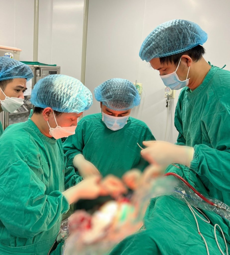 Phẫu thuật cứu sống nam thanh niên bị thanh sắt rơi xuyên qua sọ
