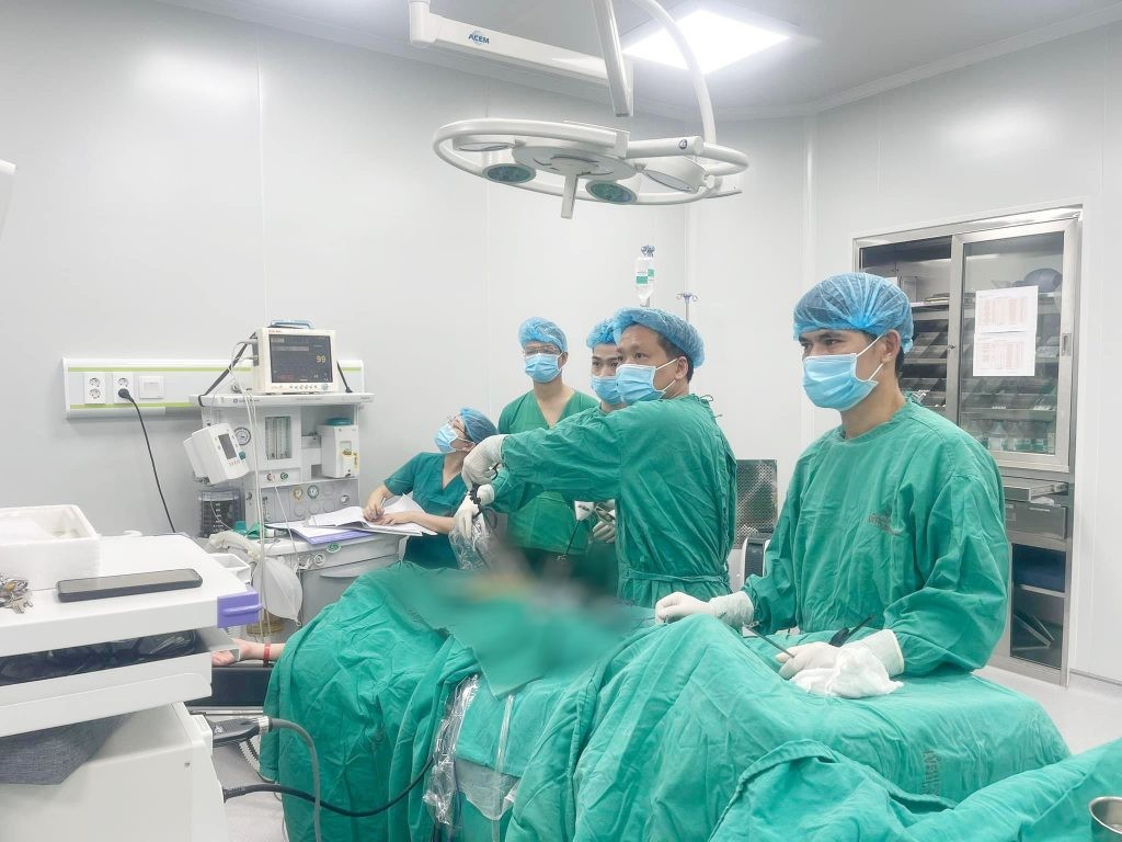 Ekip phẫu thuật nội soi cho thai phụ