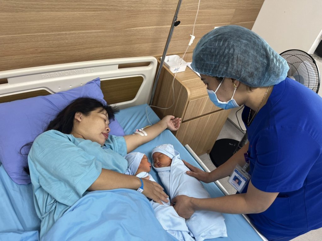 sản phụ mang thai lần 4: thai đôi 35 tuần – rau tiền đạo chảy máu nặng- sẹo mổ cũ 3 lần