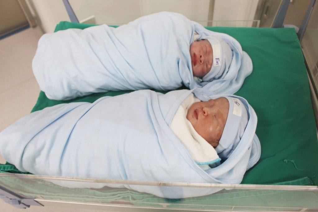Hai em bé sinh đôi khỏe mạnh