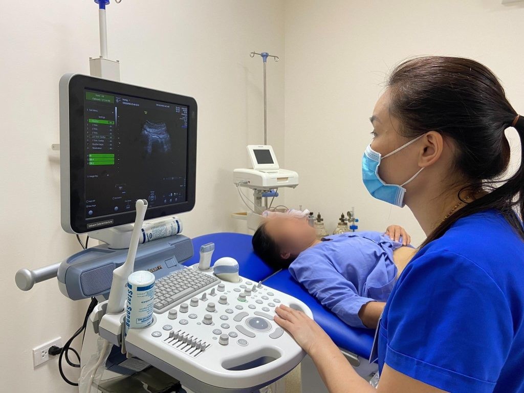 Bác sĩ sản khoa siêu âm cho thai phụ