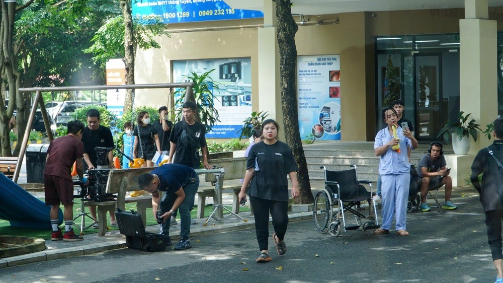 Ekip làm phim của VFC đang thực hiện những cảnh quay tiếp theo của bộ phim “Biệt dược đen” tại Lạc Việt