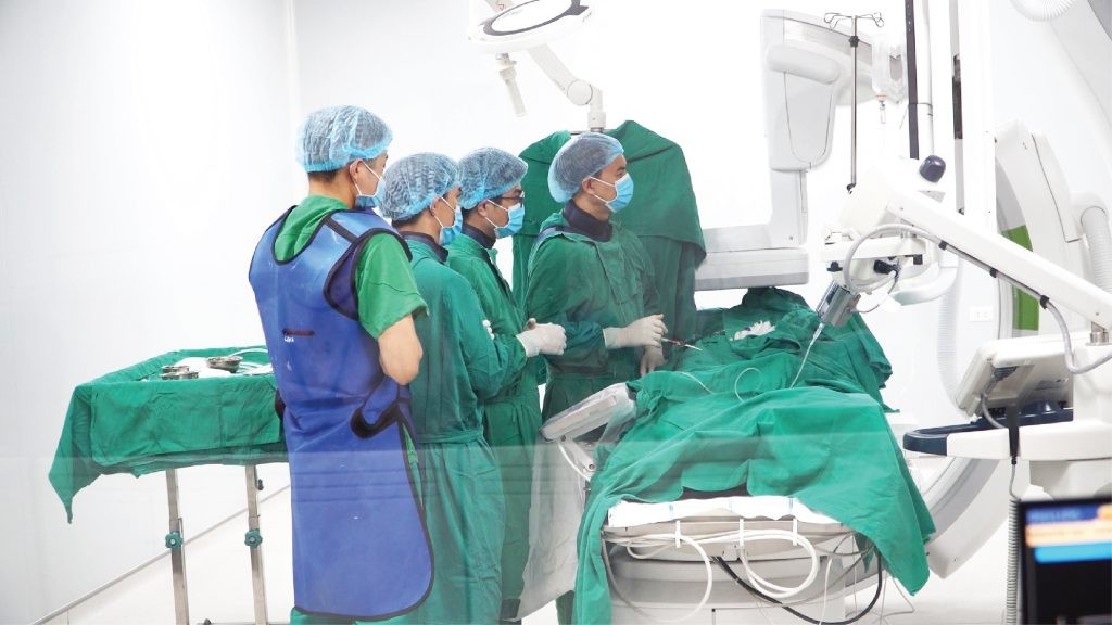 Các bác sĩ tiến hành nút mạch gan cho bệnh nhân dưới hướng dẫn của DSA