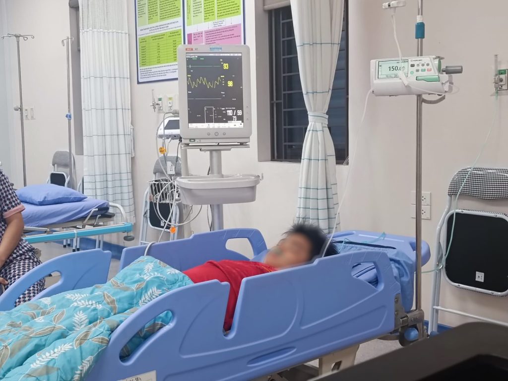 Uống nhầm thuốc, khiến bé trai giật lưỡi, gồng cứng người