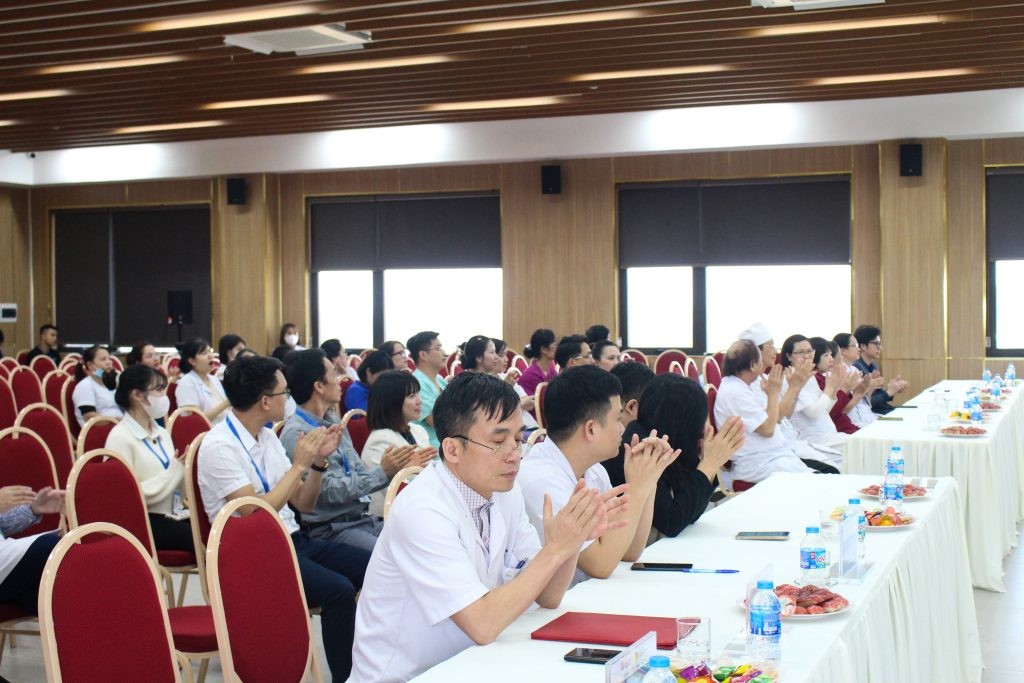 Chương trình diễn ra trong không khí hân hoan, vui vẻ
