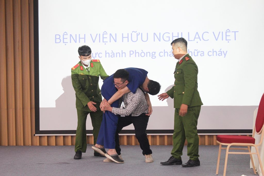 Đội ngũ cán bộ, y tế bệnh viện thực hành động tác cứu nạn nhân 