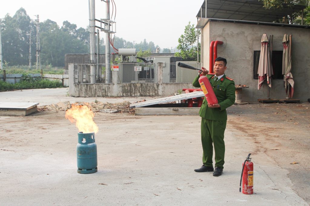 Giảng viên phòng PCCC & CHCN của công an tỉnh hướng dẫn sử dụng bình cứu hỏa