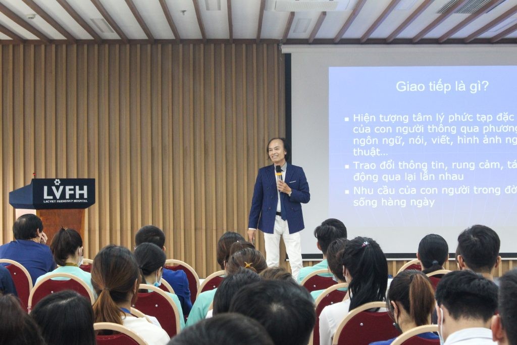 Tập huấn nâng cao nghệ thuật giao tiếp ứng xử giữa thầy thuốc với bệnh nhân với PGS. TS. Nguyễn Tiến Dũng 3 Bác đã chia sẻ rất nhiều kiến thức hay, bổ ích và câu chuyện thú vị