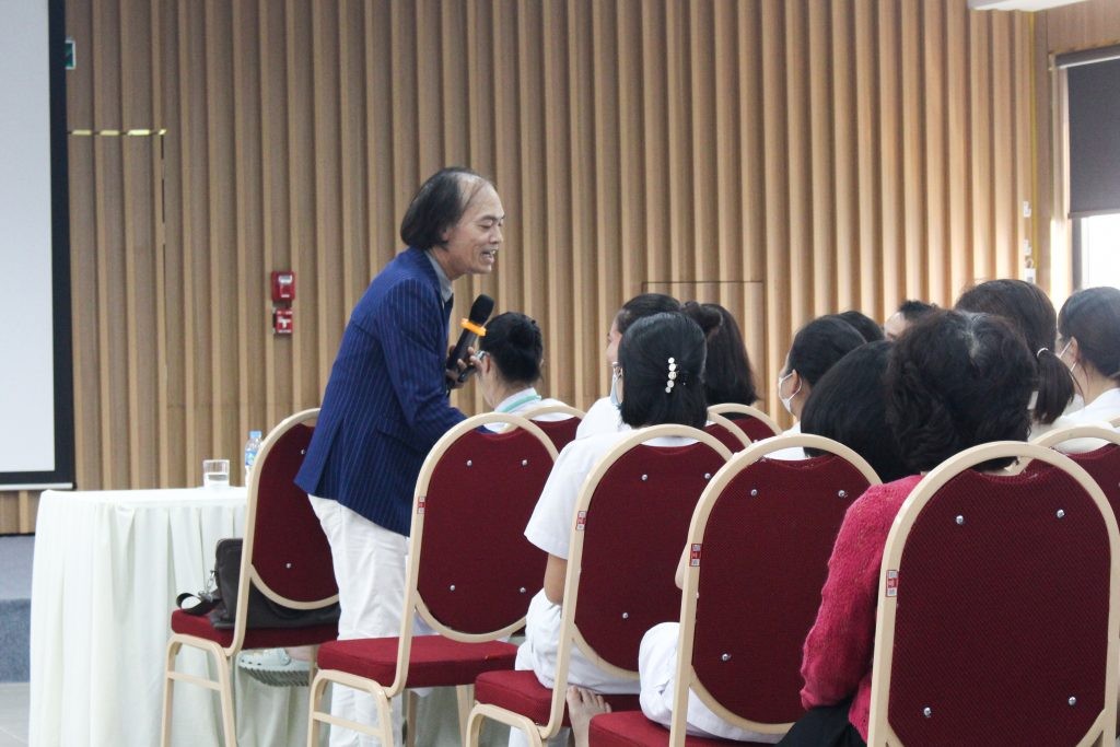 Tập huấn nâng cao nghệ thuật giao tiếp ứng xử giữa thầy thuốc với bệnh nhân với PGS. TS. Nguyễn Tiến Dũng 5 IMG 7044 1024x683 1
