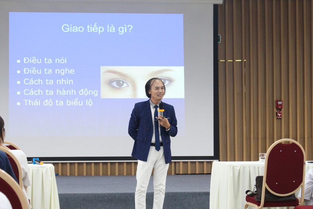 Tập huấn nâng cao nghệ thuật giao tiếp ứng xử giữa thầy thuốc với bệnh nhân với PGS. TS. Nguyễn Tiến Dũng 1 PGS. TS Nguyễn Tiến Dũng chia sẻ đến các y bác sỹ về nghệ thuật giao tiếp