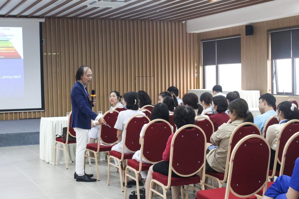 Tập huấn nâng cao nghệ thuật giao tiếp ứng xử giữa thầy thuốc với bệnh nhân với PGS. TS. Nguyễn Tiến Dũng 6 IMG 7050 1024x683 1