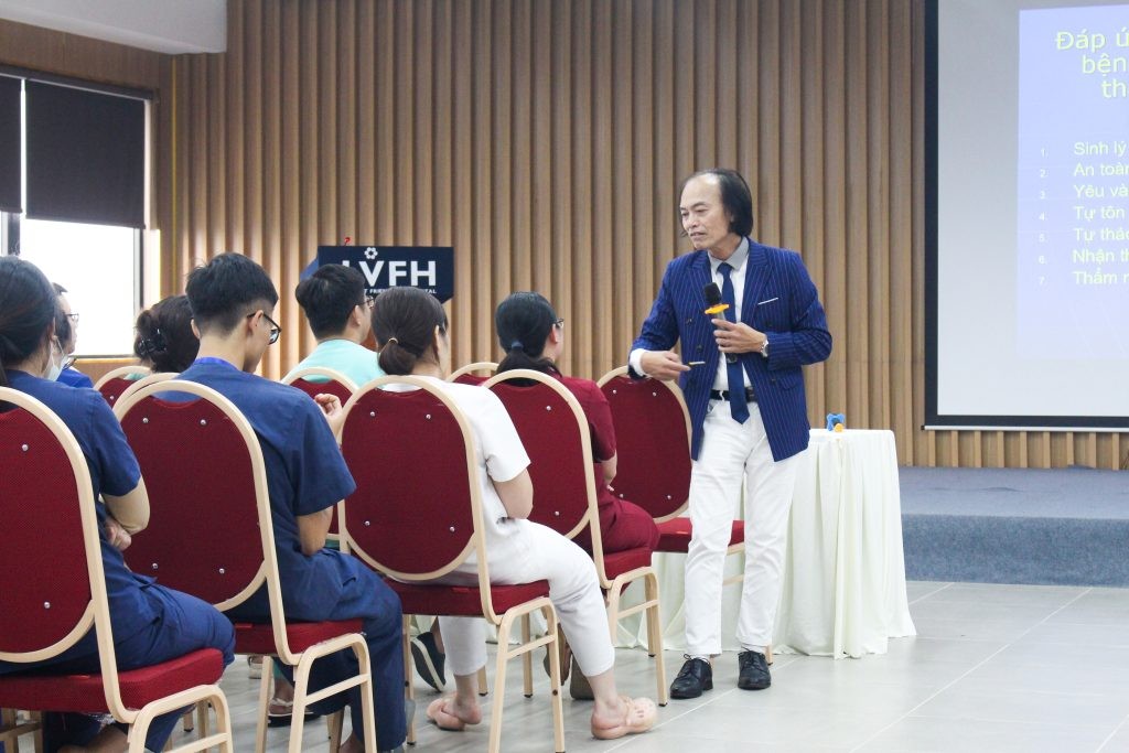 Tập huấn nâng cao nghệ thuật giao tiếp ứng xử giữa thầy thuốc với bệnh nhân với PGS. TS. Nguyễn Tiến Dũng 7 IMG 7053 1024x683 1