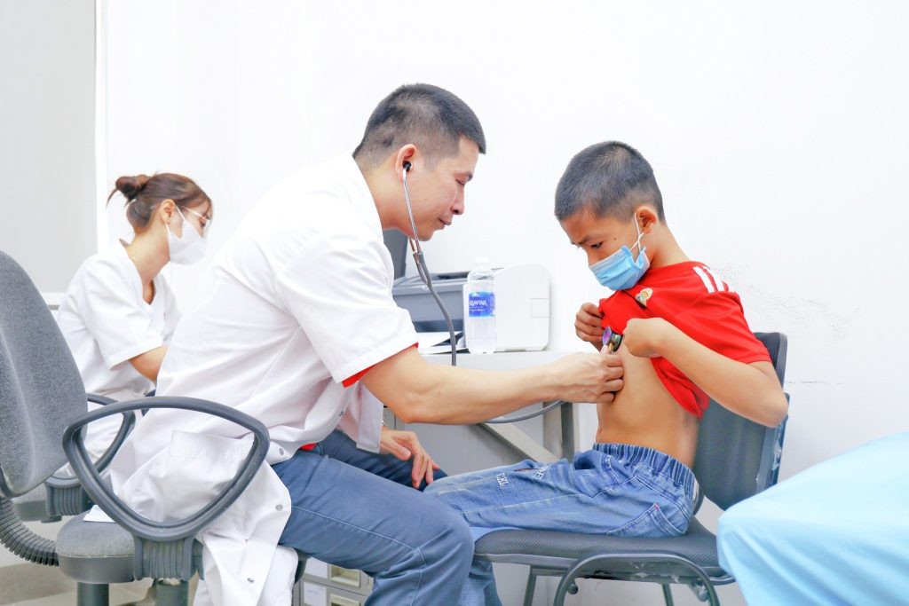 cac bac sy dang kham sang loc miem phi 1024x683 1