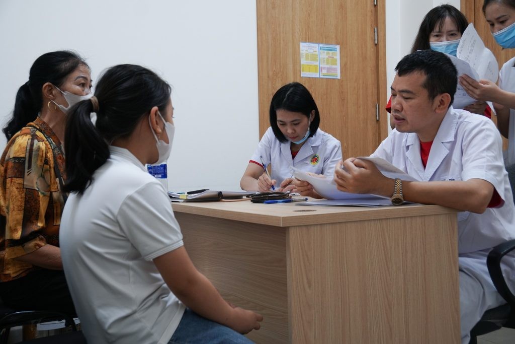 Bố mẹ cùng các em nhỏ lắng nghe kết quả và tư vấn từ bác sỹ